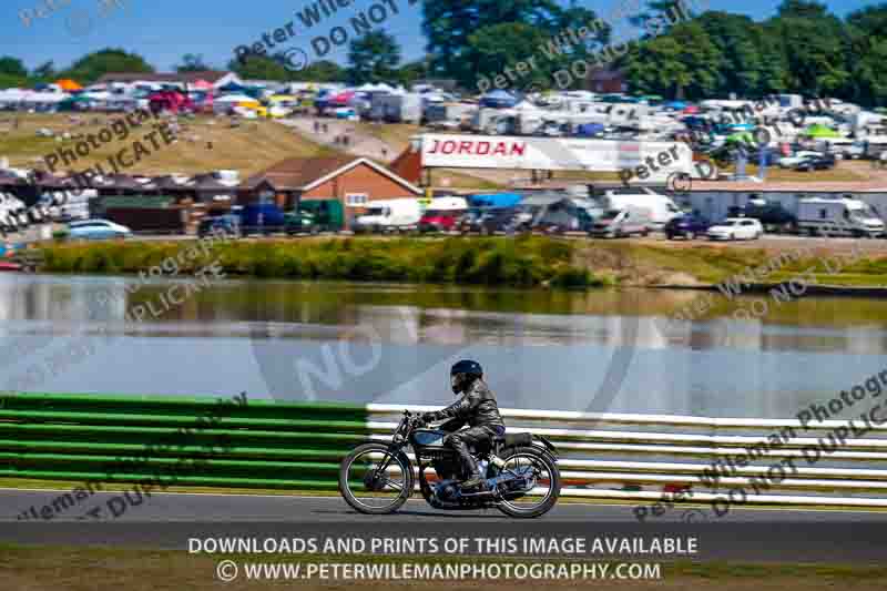 Vintage motorcycle club;eventdigitalimages;mallory park;mallory park trackday photographs;no limits trackdays;peter wileman photography;trackday digital images;trackday photos;vmcc festival 1000 bikes photographs